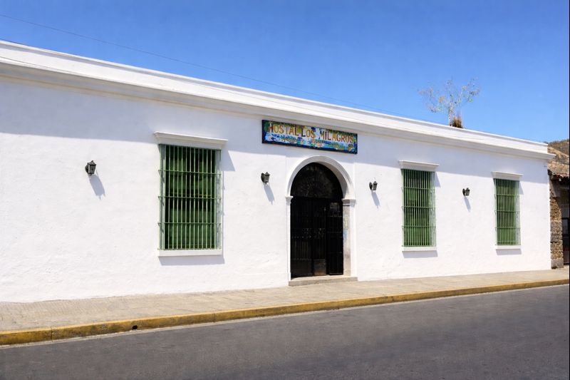 Fachada del Hostal Los Milagros
